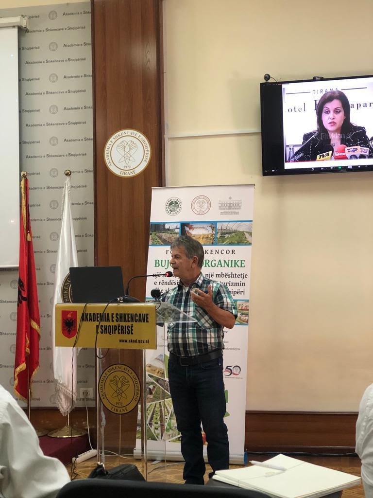 Lavdosh Ferruni dhe Monika Spahivogli bashkthemelues te shoqates se Bujqesise Organike ne prezantimin